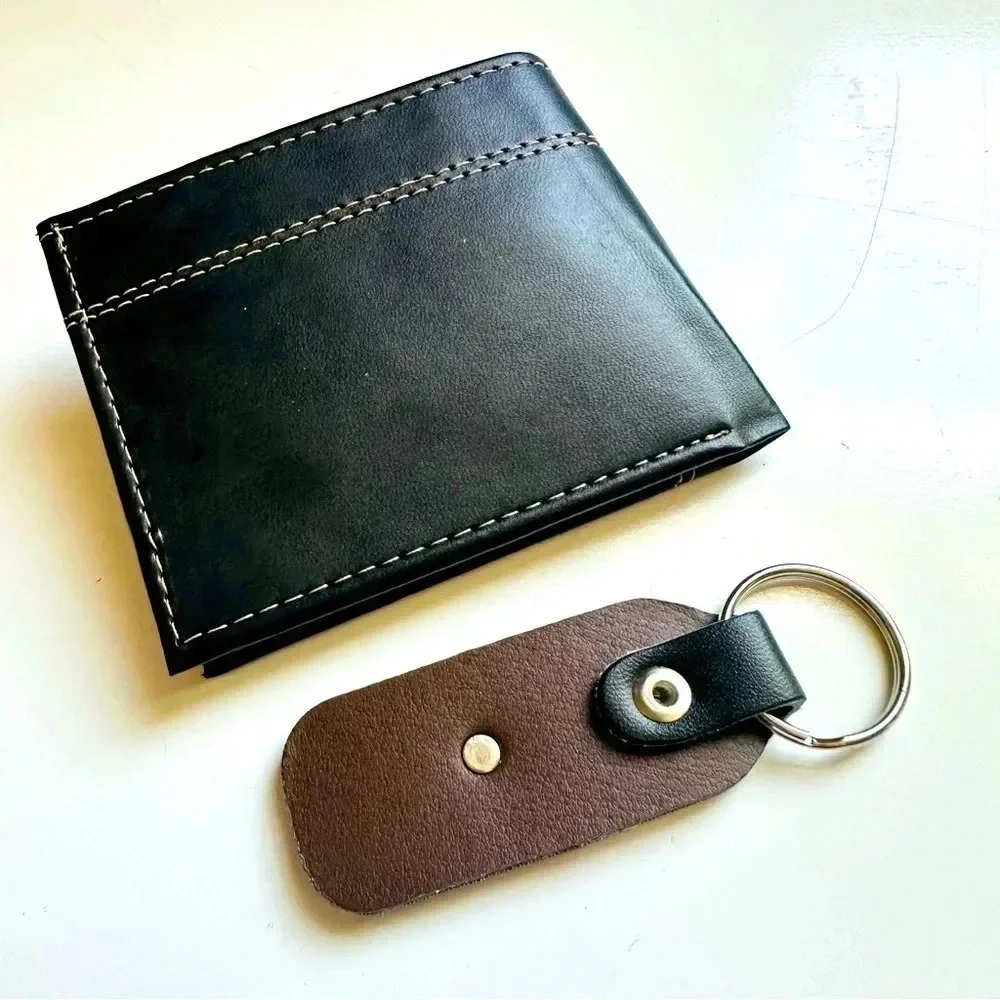 NWOT Fossil Men’s Leather Wallet W Keychain